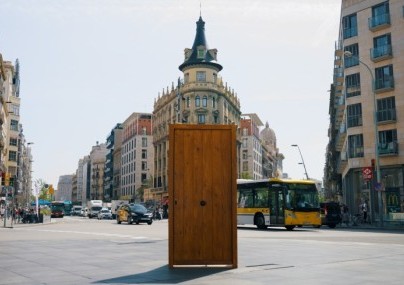 Obre una porta a l'Empordà
